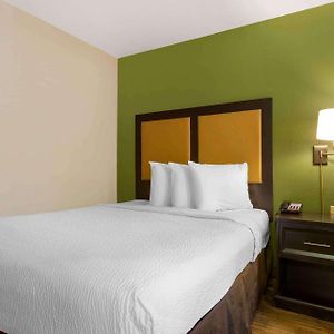 Deluxe Studio 1 Queen Bed Non-Smoking